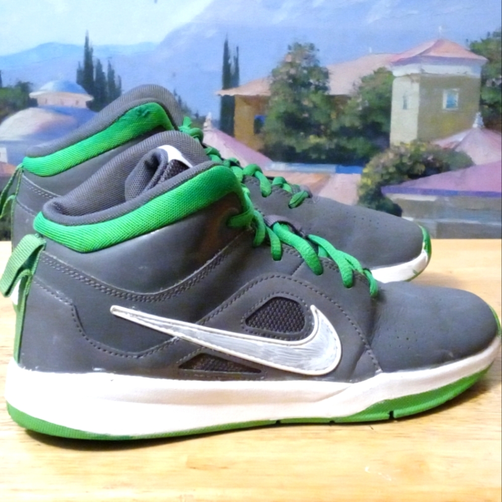 Nike Team Hustle D6 GS Green Spark/👟👟Gray size 3y,Clean Ready To Hustle.🏀